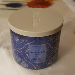 Unused White Barn eucalyptus rain scented candle 🕯.